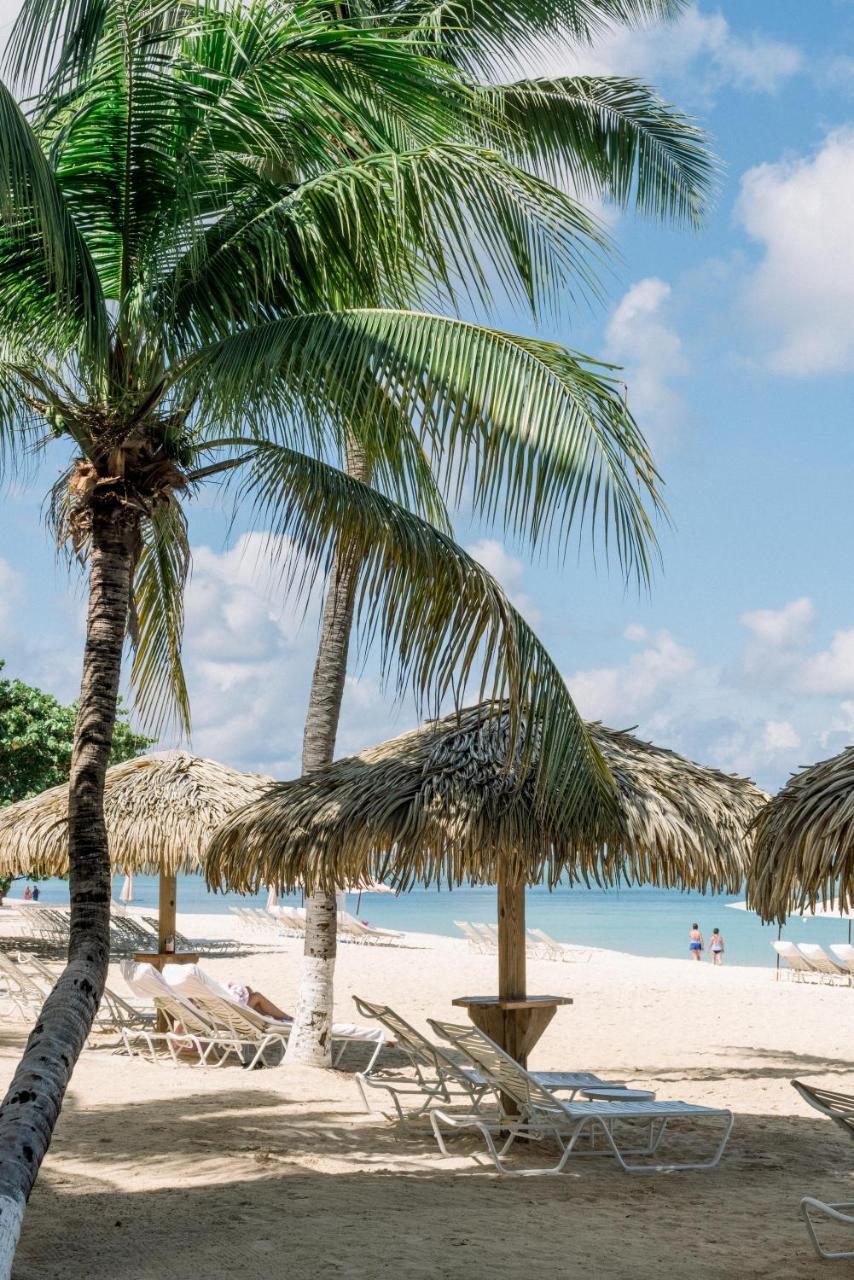 Caribbean Club Boutique Hotel, Grand Cayman Seven Mile Beach Экстерьер фото
