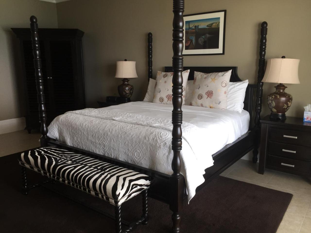 Caribbean Club Boutique Hotel, Grand Cayman Seven Mile Beach Экстерьер фото